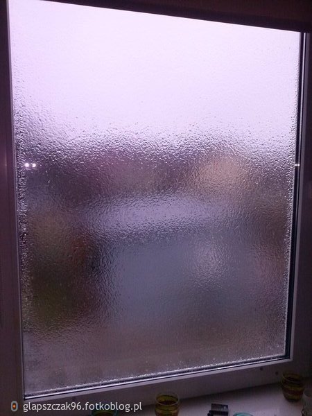 padający deszcz , -3 stopnie na dworze i takie tam moje okno zamarznięte od zewnątrz  :D