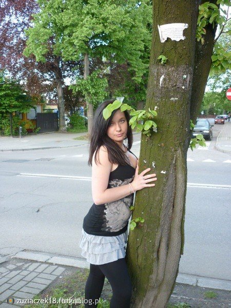 przy drzewku na miescie:):)