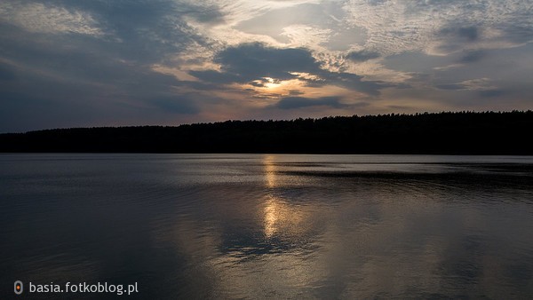 jezioro w blasku zachodzącego słońca...