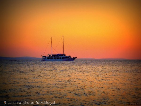 statek na tle kolorowego zachodu słońca ;)