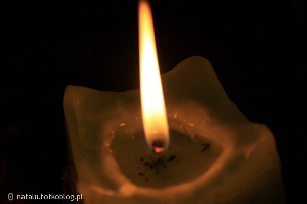 Kocham podpalć świeczkę i patrzeć się na nią godzinami ;**