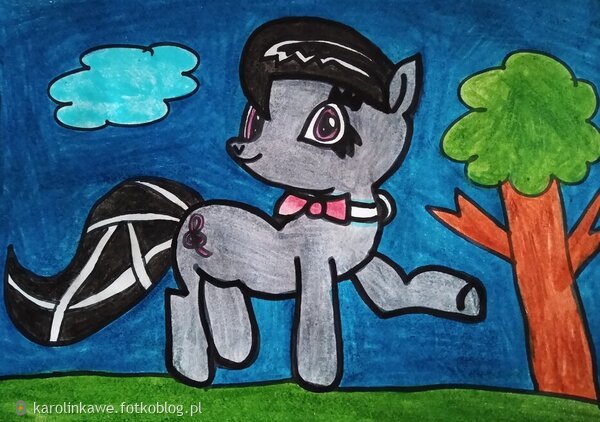 Octavia w krótkich włosach wskazuje na drzewo - My Little Pony 