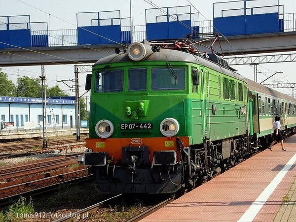 Piękna zielona trapezowa siódemka z pociągiem TLK Jagiełło