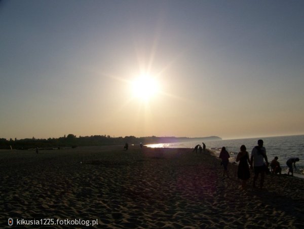 Nie ma jak spacerować na plaży przy zachodzie słońca