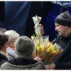 8.03.2016 Zabrze  :: 
8.03.2016 Dzień Kobiet z Radiem Silesia w Zabrzu-Grzegorz Poloczek rozdaje kwiaty. 
Fot.Marek Chab 