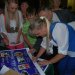 25.05.2012  :: Claudia i Kasia Chwołka składają autografy na plakacie.
Foto;A.Chwołka 